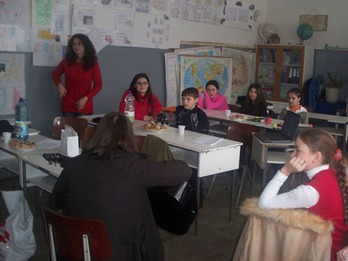 Foto voluntariT4UTH la Scoala din Baiut (c) eMM.ro